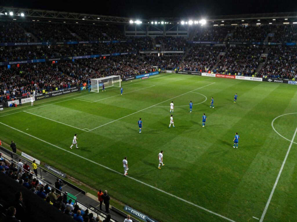 formasi taktik Tim X di Liga Inggris yang menunjukkan gaya main konsisten dari lini belakang hingga serangan.